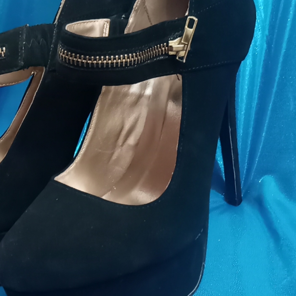 Heels - Picture 2 of 3